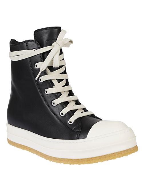 Sneaker alta di RICK OWENS in pelle nera caratterizzata da suola oversize in gomma a contrasto e chiusura con lacci e zip laterale. RICK OWENS | RP02E4830LCO911